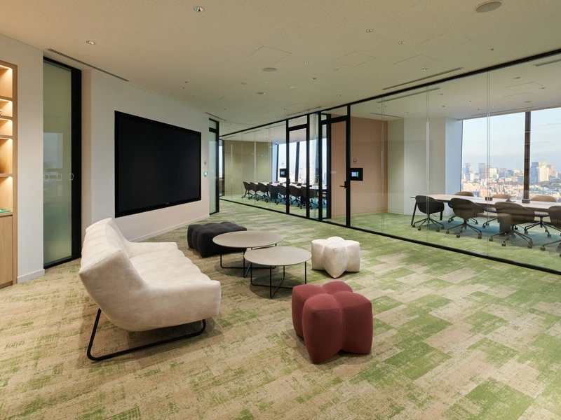 Kraft Heinz office in Japan. It has green carpets with a window facing the city