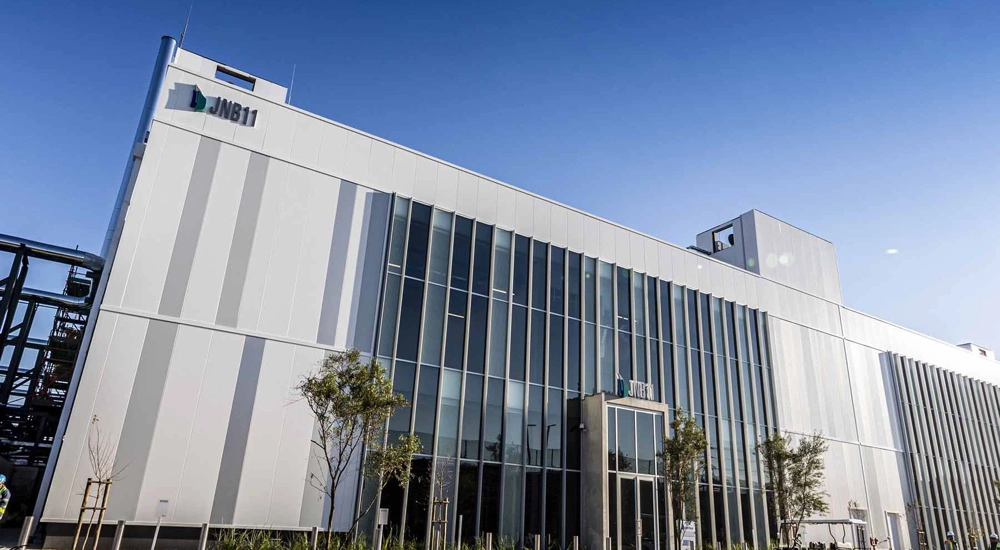 Exterior shot of the JNB11 Data Centre in South Africa on a sunny day