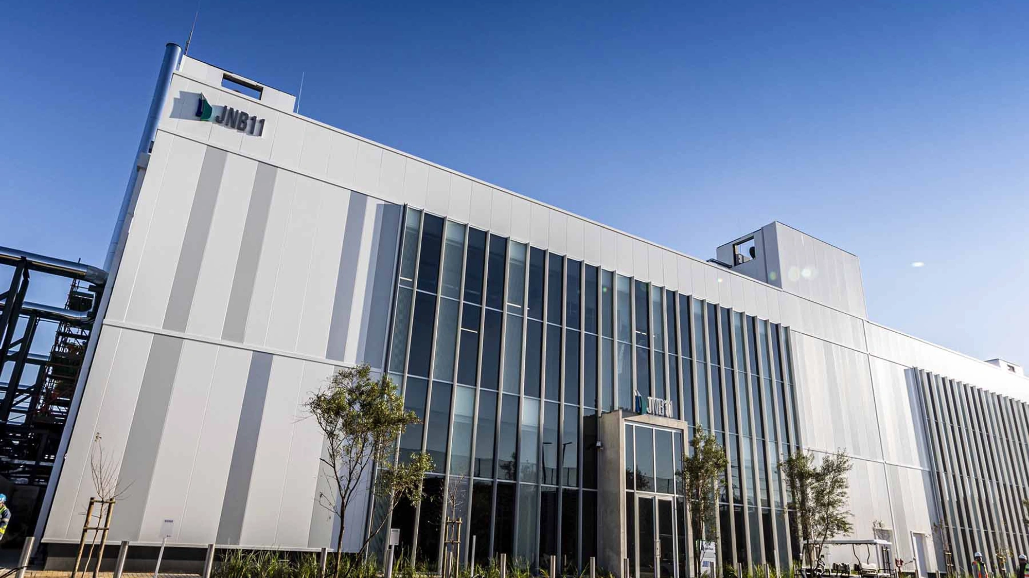 Exterior shot of the JNB11 Data Centre in South Africa on a sunny day