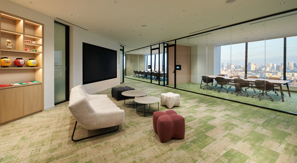 Kraft Heinz office in Japan. It has green carpets with a window facing the city