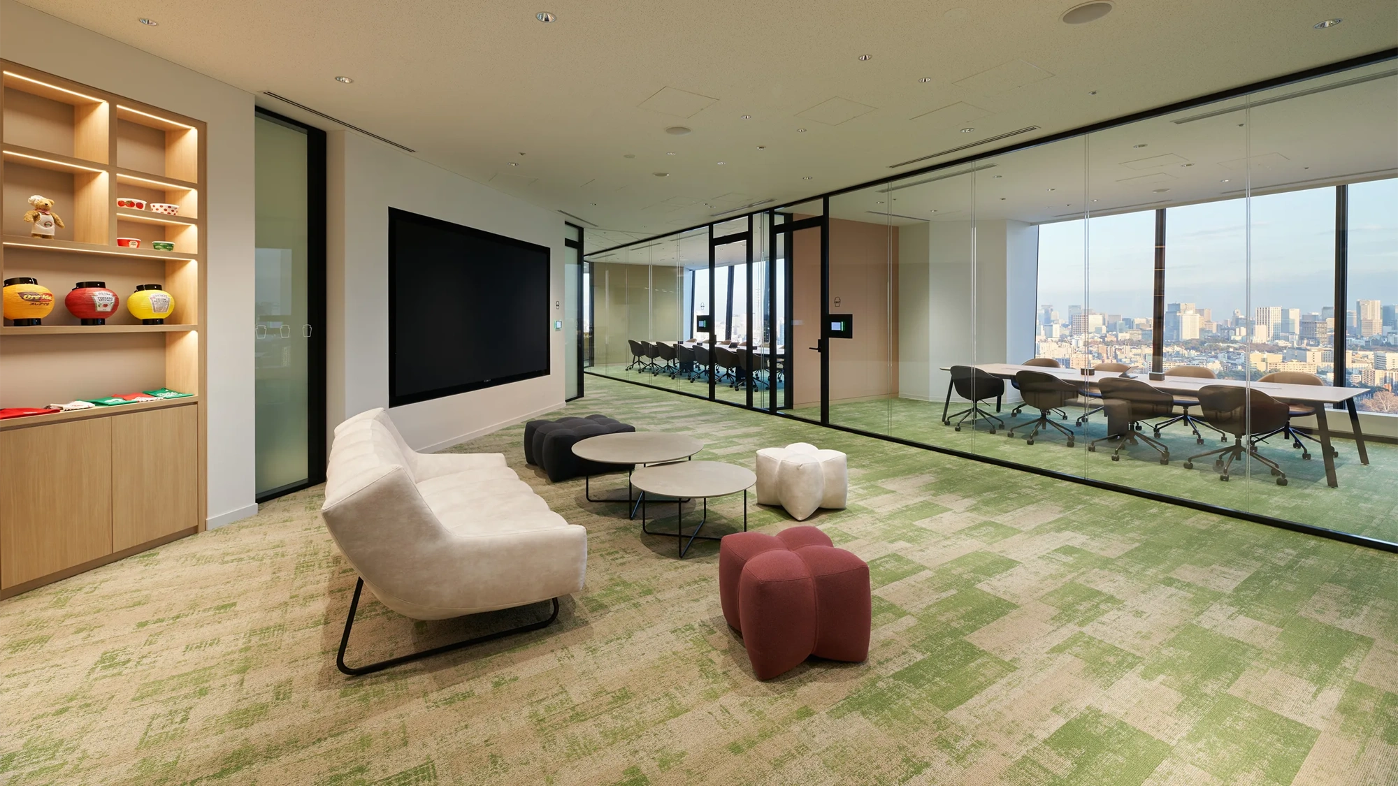 Kraft Heinz office in Japan. It has green carpets with a window facing the city